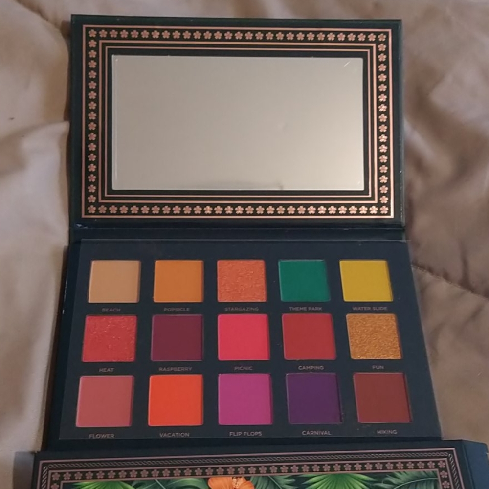 Ace Beautē Nostalgia Eyeshadow Pallette